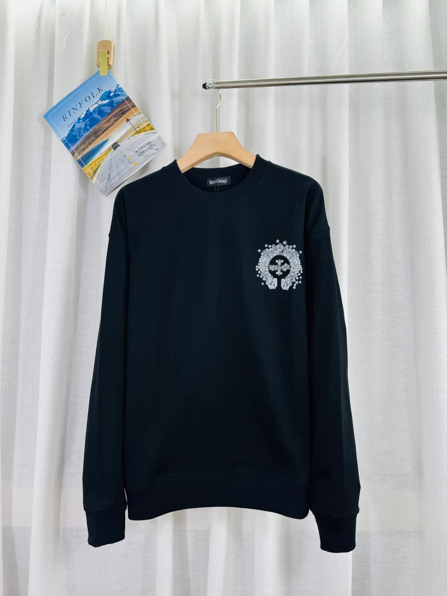 P260 top version, real shot without P, ​​different from market currency) 𝗖𝗵𝗿𝗼𝗺𝗲 𝗛𝗲𝗮𝗿𝘁𝘀/Cro Heart 2025 washed patch embroidery autumn and winter new original single counter American laser burnt 3D three-dimensional color embroidered couple casual sweatshirt 👑The highest version! Customized fabric 430g tripe terry fabric! American acid-washed and distressed original fabric laser burnt ✟appliqué embroidery and exquisite embroidery of letters! The best-selling model in the counter, very comfortable to wear. Accessories: original molded and authenticated collar label➕100% silk wash label. Genuine purchase-grade original hangtag➕matching hanging rope➕3D hanging beads➕original packaging bag. Craftsmanship: The original version has consistent wiring! The highest version of the armhole matching technique! Color: Gray Black Size: S M L XL Style Number: 25-332